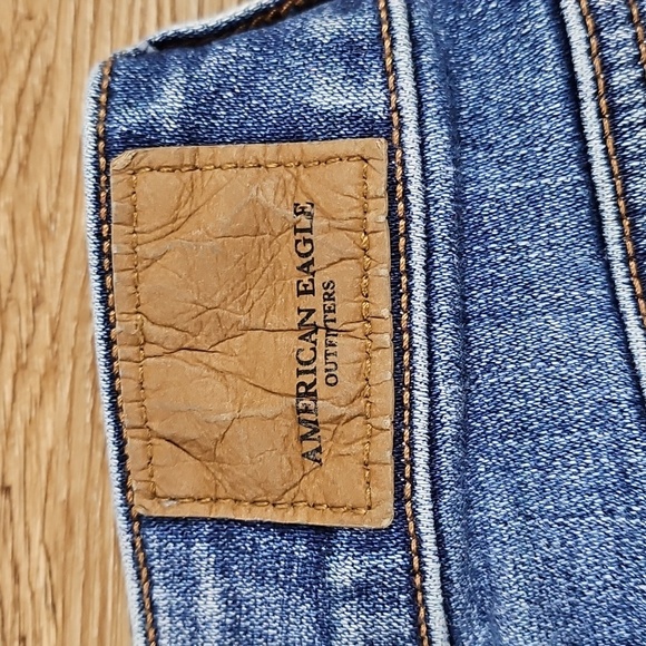 American Eagle Super Stretch Medium Wash Distressed Denim Frayed Hem Mini Skirt - Picture 8 of 15